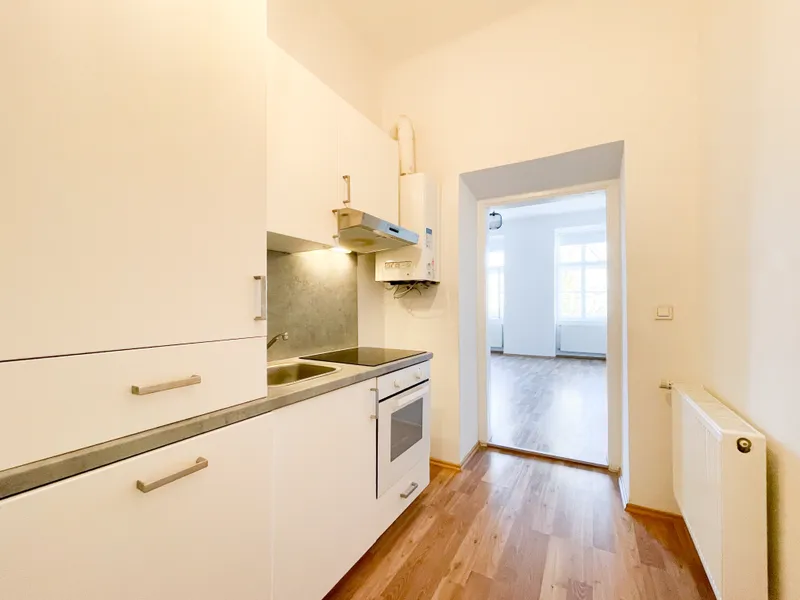 In U-Bahn-Nähe: Singlewohnung in wunderschönem Altbau