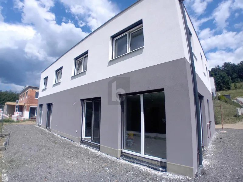 MODERNES DOPPELHAUS IN RUHIGER SONNENLAGE MIT PV-ANLAGE UND CARPORT