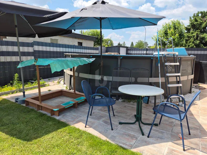 IHR RÜCKZUGSORT IM GRÜNEN: KLEINGARTENHAUS MIT POOL, GRILLPLATZ UND GARTENPARADIES