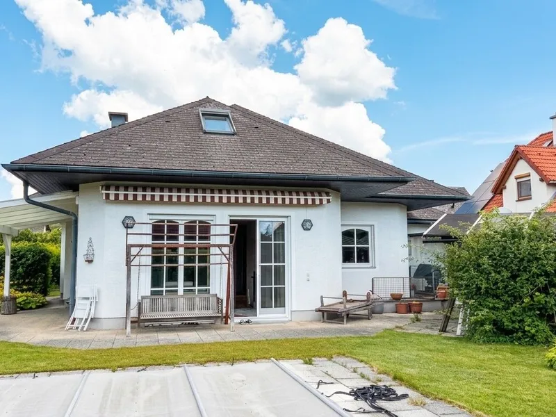 Einfamilienhaus mit Garage, Carport, Pool und Sauna in Bad Fischau-Brunn