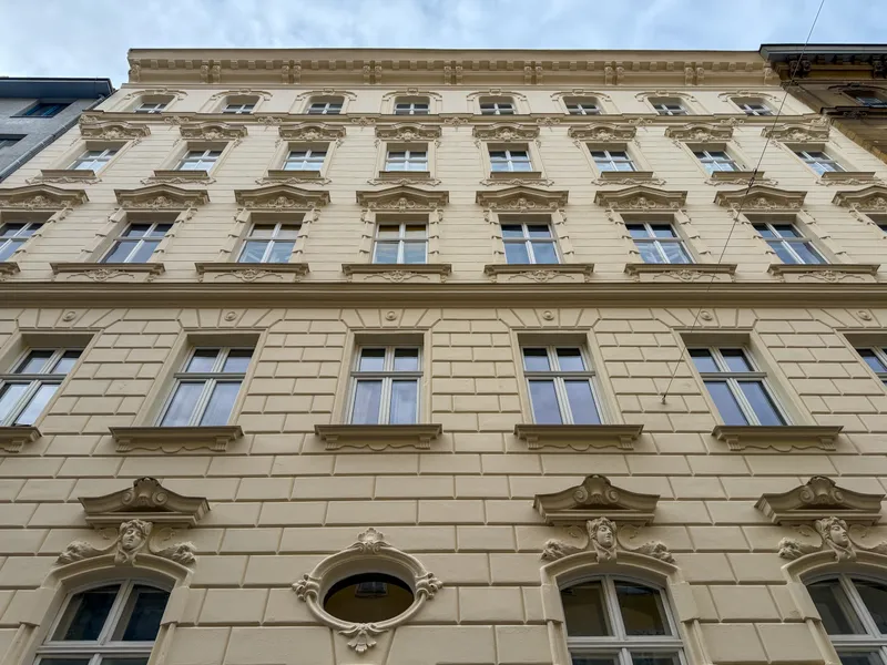 SERVITENVIERTEL: großzügige 2-Zimmerwohnung mit separater Küche – hofseitig