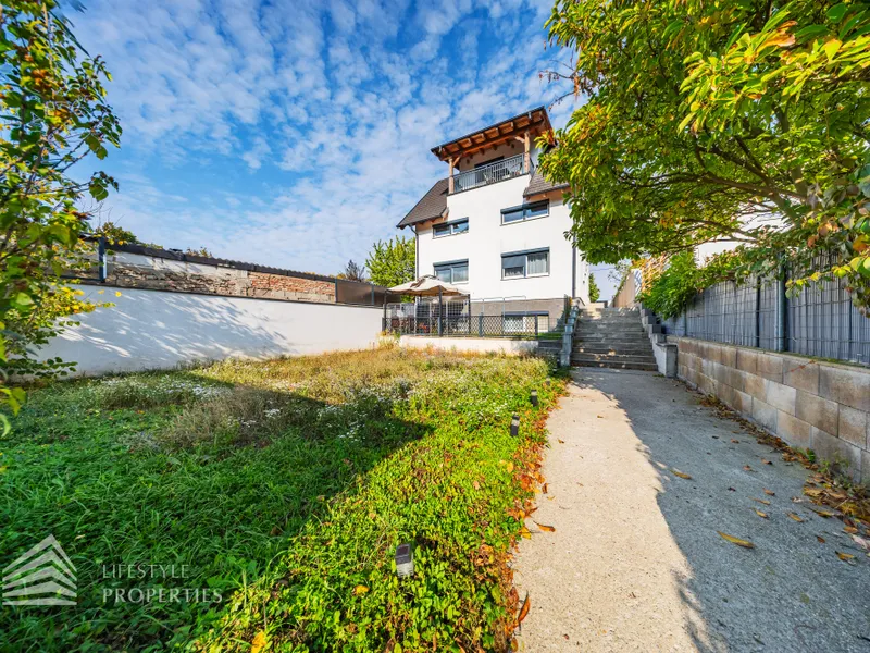 Beeindruckende 3 Wohneinheiten mit Terrasse und Garten