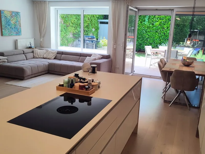 Exquisites Wohnen mit großzügiger Sonnen-Terrasse und Schwimmbiotop