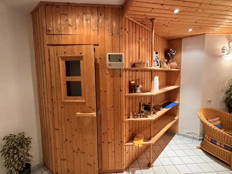 Einfamilienhaus mit Garage, Carport, Pool und Sauna in Bad Fischau-Brunn
