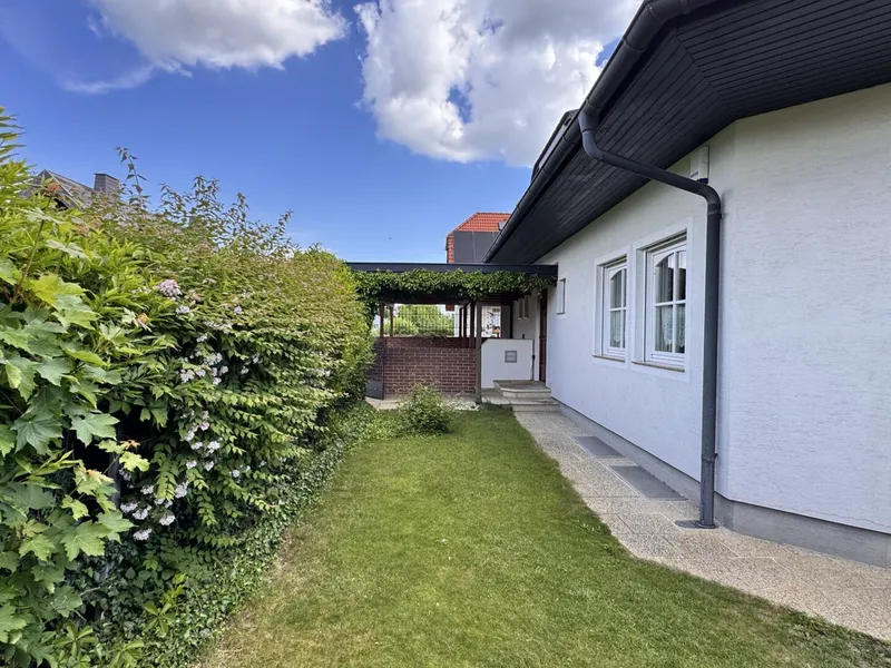 Einfamilienhaus mit Garage, Carport, Pool und Sauna in Bad Fischau-Brunn