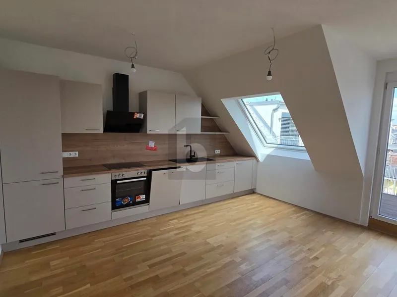 NEUE STILVOLLE 3-ZIMMER-DACHGESCHOß-WOHNUNG MIT TERASSE