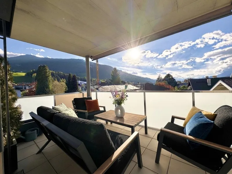 WEER: NEUWERTIGE 3-ZIMMER-WOHNUNG MIT ca.16 m² NORD-SÜD-WESTBALKON, HERRLICHEM NATURBLICK, HOHEN RÄUMEN, LIFT BIS ZUR WOHNUNG, KAMINOFEN & MODERNER KÜCHE MIT KOCHINSEL