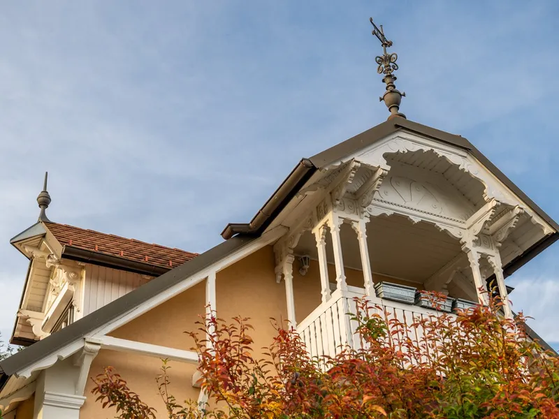 SCHMUCKSTÜCK: Historischer Charme trifft moderne Energieeffizienz - mit Naturpool und Garage