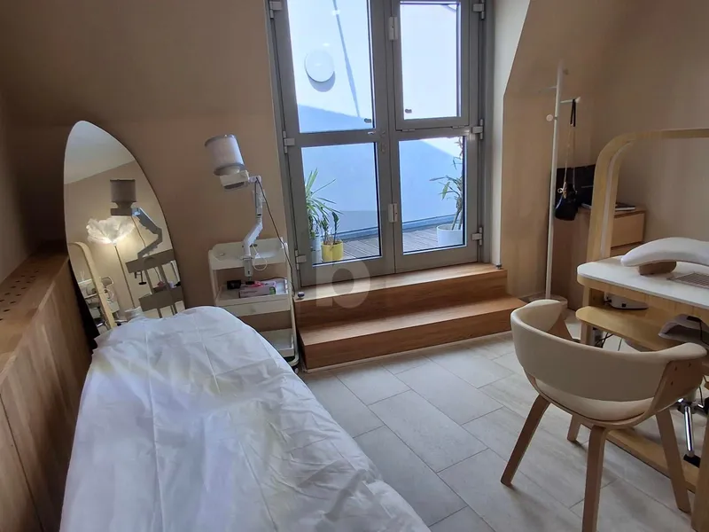 EXKLUSIVER NAIL-WORKSPACE IM MODERNEN BEAUTY CENTER ZU VERMIETEN