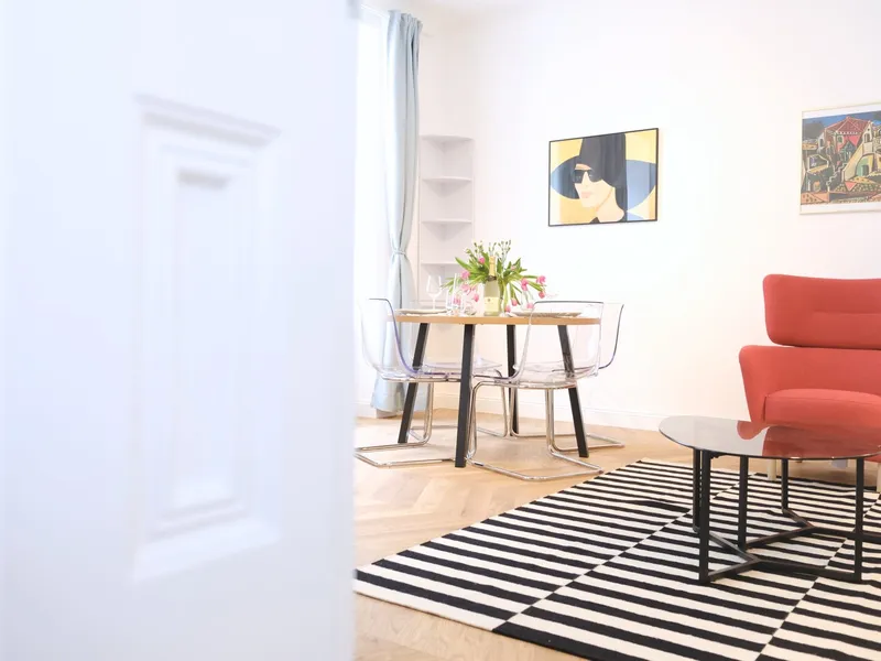 Sanierte 2 Zimmeraltbauwohnung in absoluter top Lage!!!