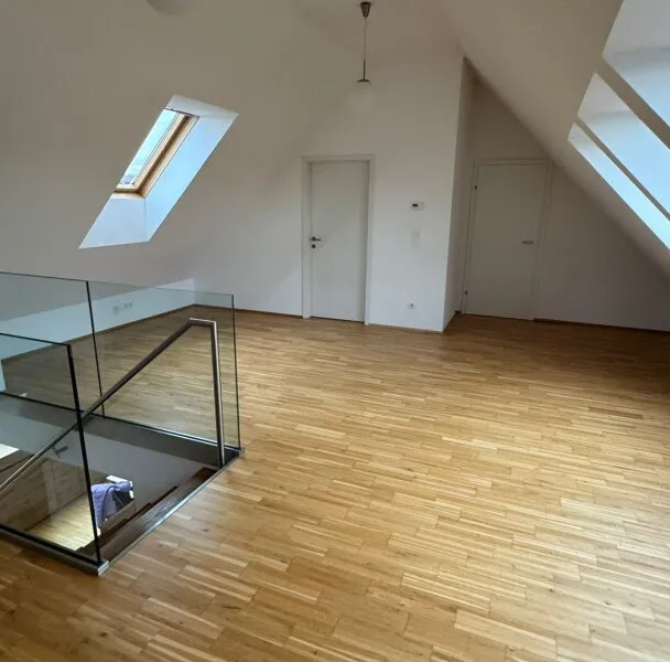 Charmante Zweistöckige Dachgeschosswohnung mit Terrasse und Balkon