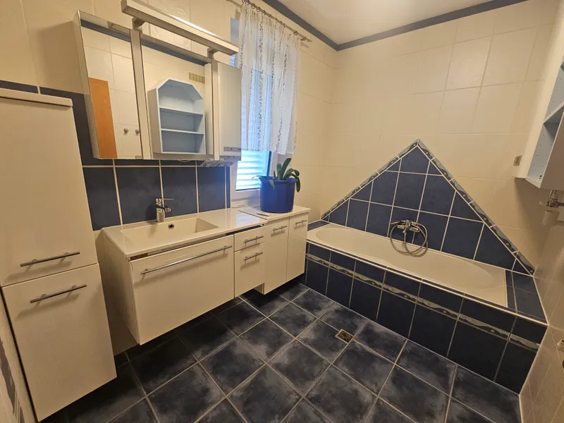 FAMILIENHIT!  4 - Zimmerwohnung mit Loggia und Tiefgaragenplatz in beliebter Lage