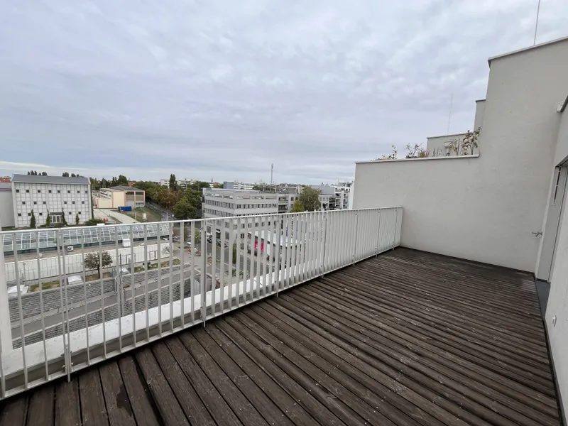 Lichtdurchflutete 2 Zimmerwohnung mit mehr als 35m² Freifläche bei U3-Kendlerstraße