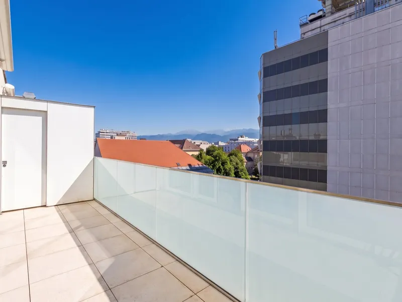 ERSTBEZUG: Wohnen in der obersten Etage: Maisonette mit Balkon & Loggia