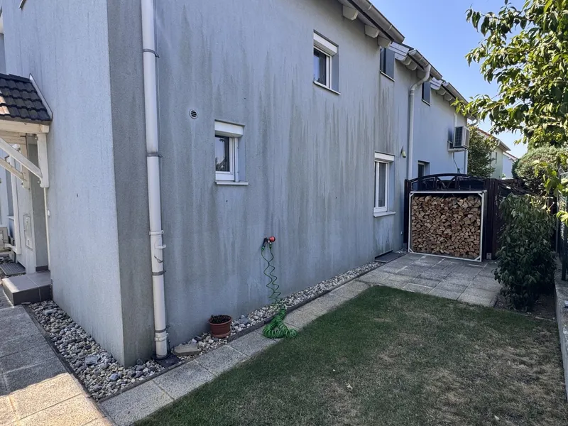 Doppelhaushälfte in Gramatneusiedl – 4 Zimmer, Klimaanlage, Solaranlage, Garten, Terrasse, Stellplatz!