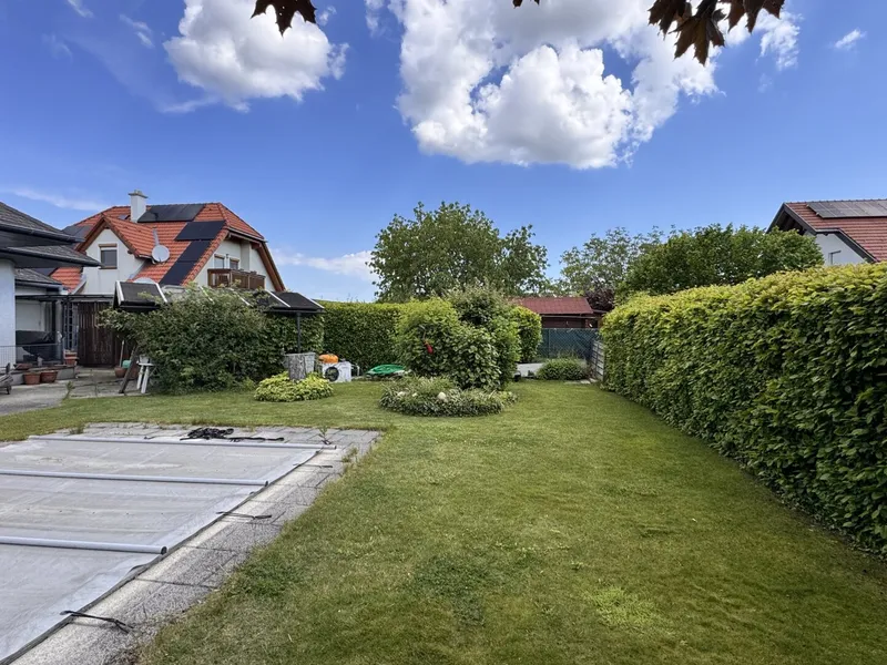 Einfamilienhaus mit Garage, Carport, Pool und Sauna in Bad Fischau-Brunn
