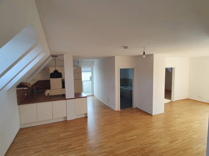 Charmante Zweistöckige Dachgeschosswohnung mit Terrasse und Balkon