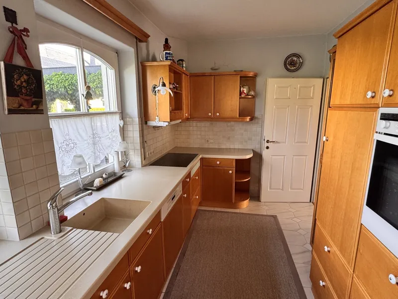 Einfamilienhaus mit Garage, Carport, Pool und Sauna in Bad Fischau-Brunn