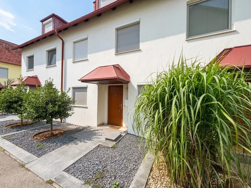 Familientrubel | 5 Schlafzimmer | Südwest-Terrasse und eigener Garten | Spielplatz und Badeteich ums Eck | Tiefgaragenstellplatz