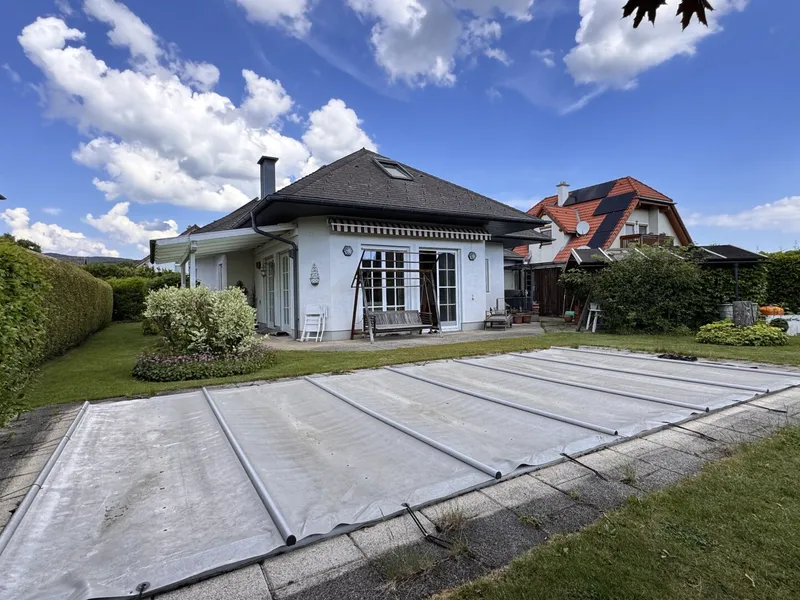 Einfamilienhaus mit Garage, Carport, Pool und Sauna in Bad Fischau-Brunn