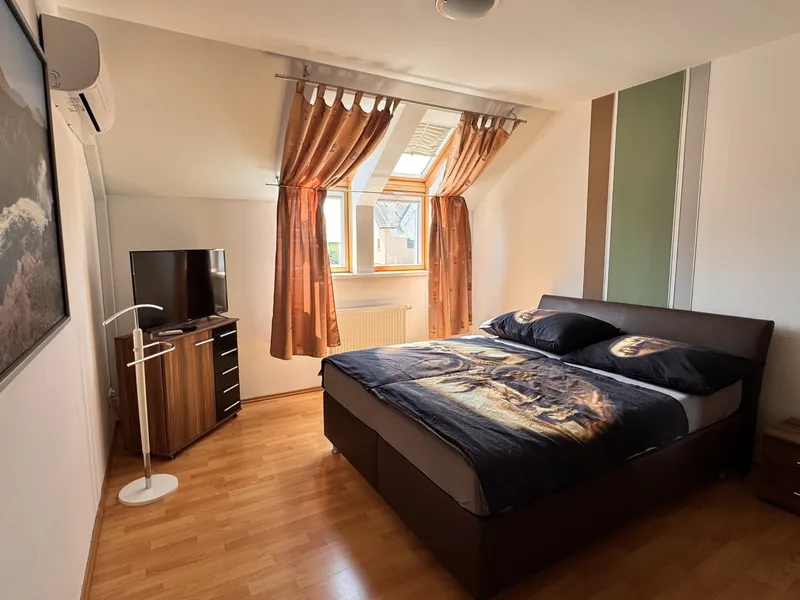 Doppelhaushälfte in Gramatneusiedl – 4 Zimmer, Klimaanlage, Solaranlage, Garten, Terrasse, Stellplatz!