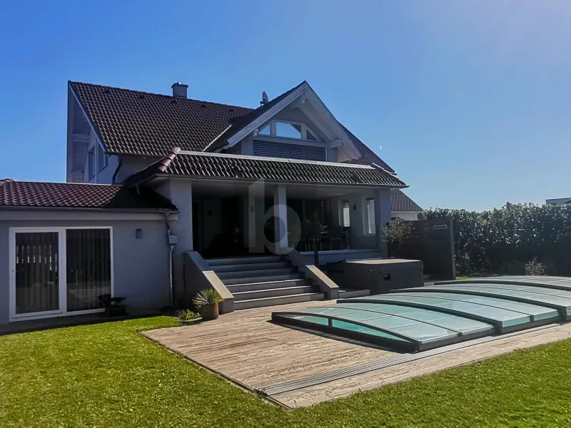  MODERNE ELEGANZ - GROSSZÜGIGER FAMILIENHIT MIT POOL UND POOLHAUS