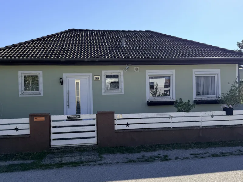 Moderner 4-Zimmer-Bungalow mit Terrasse, Pool und Garage – sofort bezugsfertig!