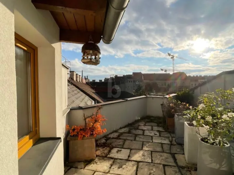 STILVOLLER DACHGESCHOSSHIT MIT BALKON 